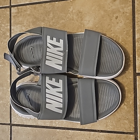 Grey nike sandals size 7 - Picture 1 of 2